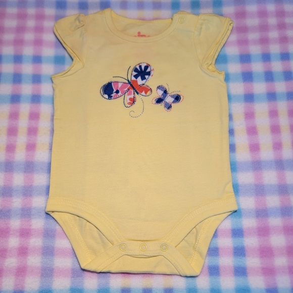CIRCO 🦋 NWOT 2pc Ruffled Yellow Butterfly Onesie 'n Multi Striped Shorts Set NB - Picture 8 of 12